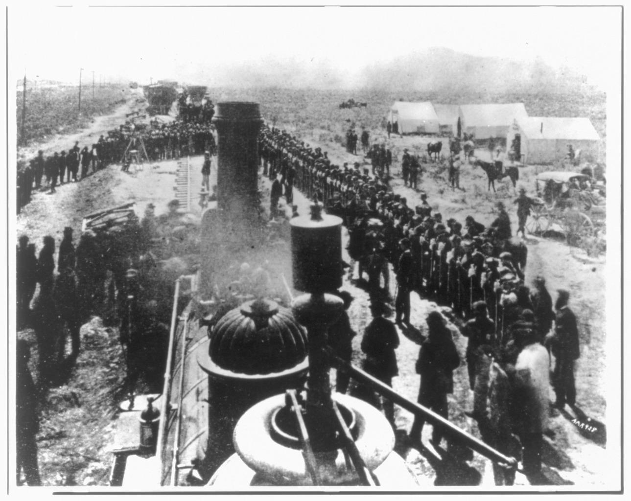 Ceremony_at__Wedding_of_the_Rails,__May_10,_1869_at_Promontory_Point,_Utah.png