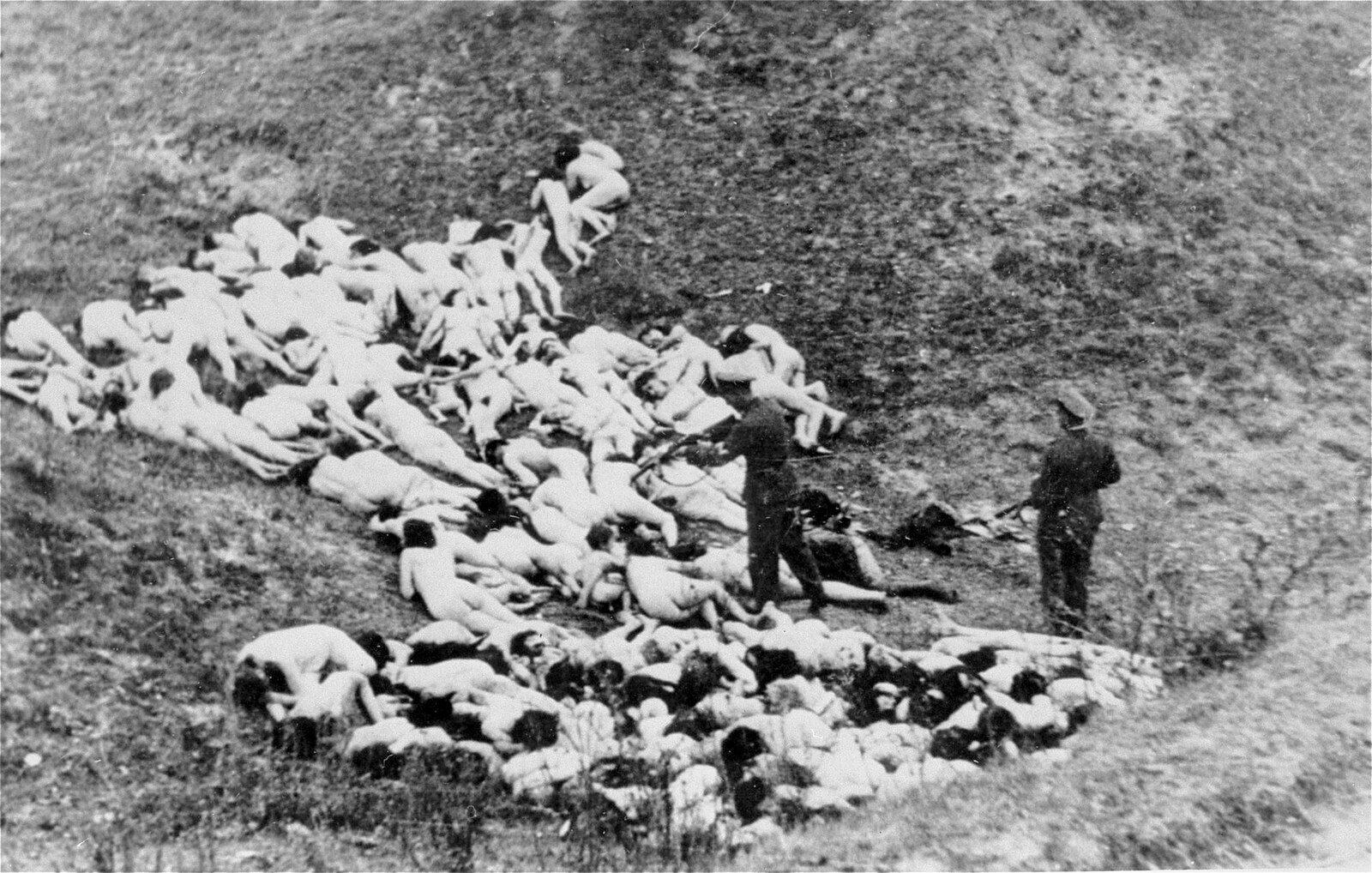 German_officer_executes_Jewish_women_who_survived_a_mass_shooting_outside_the_Mizocz_ghetto,_14_October_1942.jpg