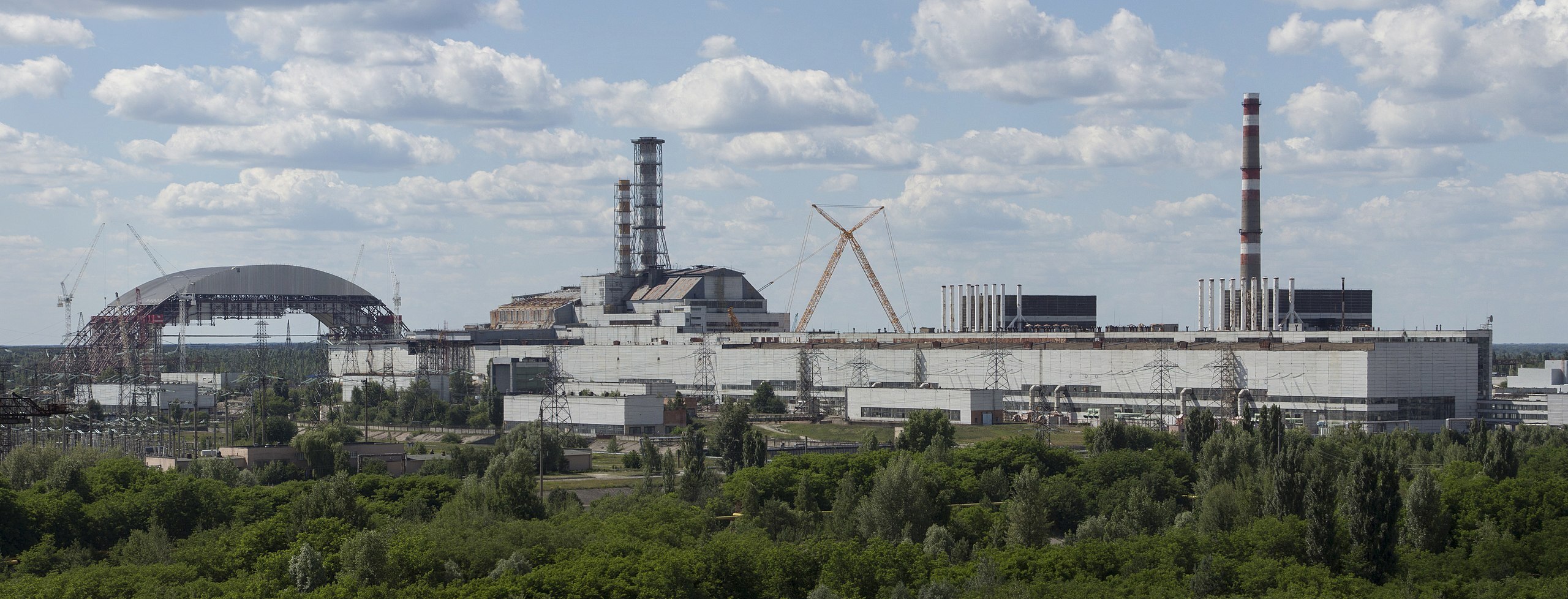 Chernobyl_NPP_Site_Panorama_with_NSC_Construction_-_June_2013.jpg