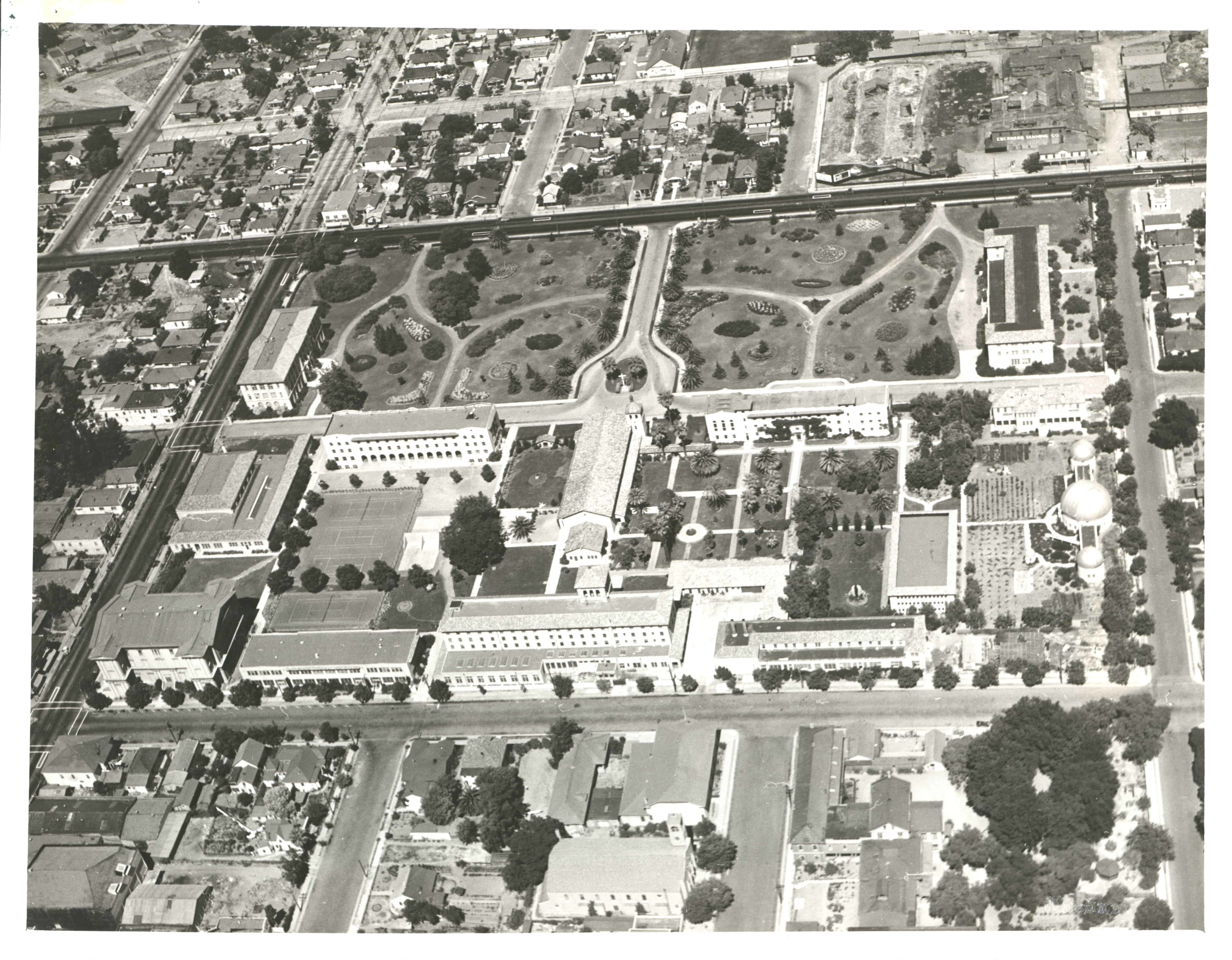 Photo-CampusViews_Box1_CampusViews-Aerial-1985_CV.2.jpg