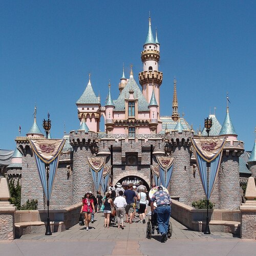 Sleeping_Beauty_Castle_Disneyland_Anaheim_2013.jpeg