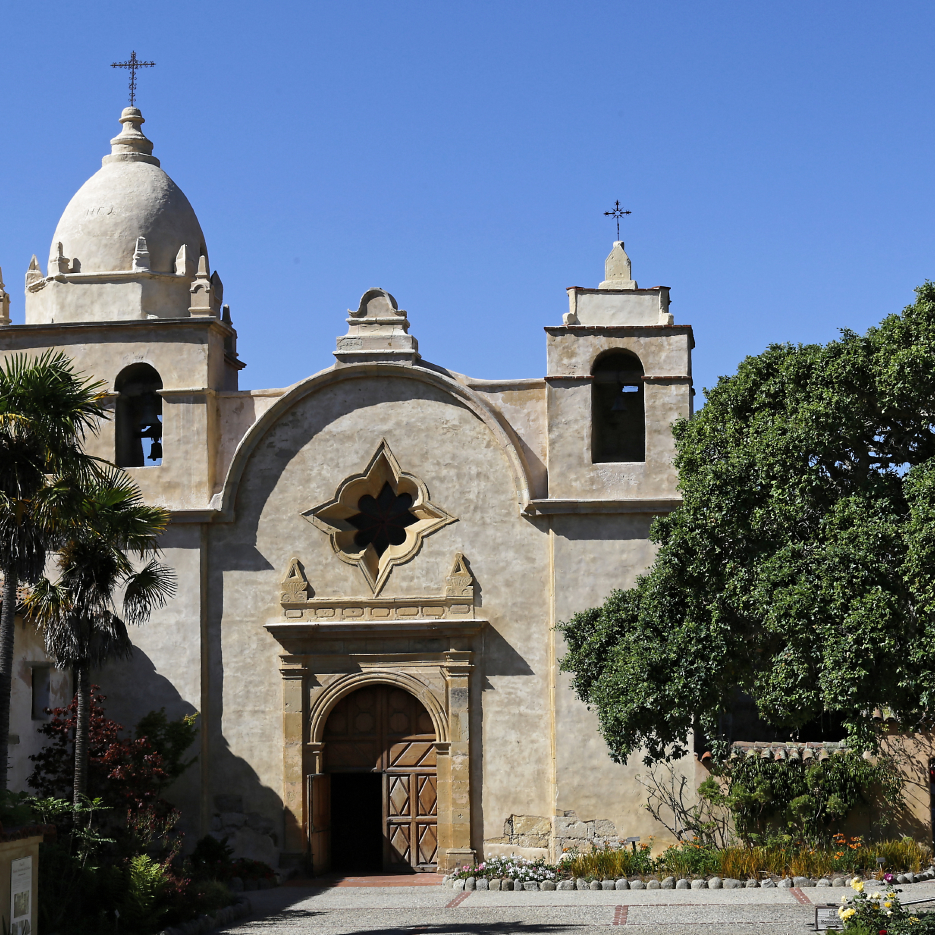 2015-09-18_Mission_San_Carlos_Borromeo_de_Carmelo_02.jpg