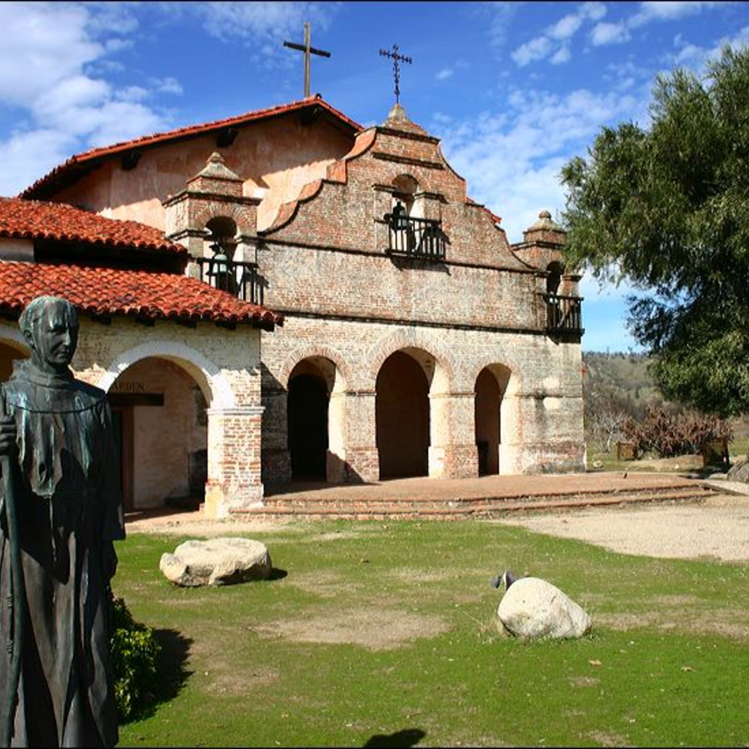 Mission_San_Antonio_de_Padua_modern.jpg